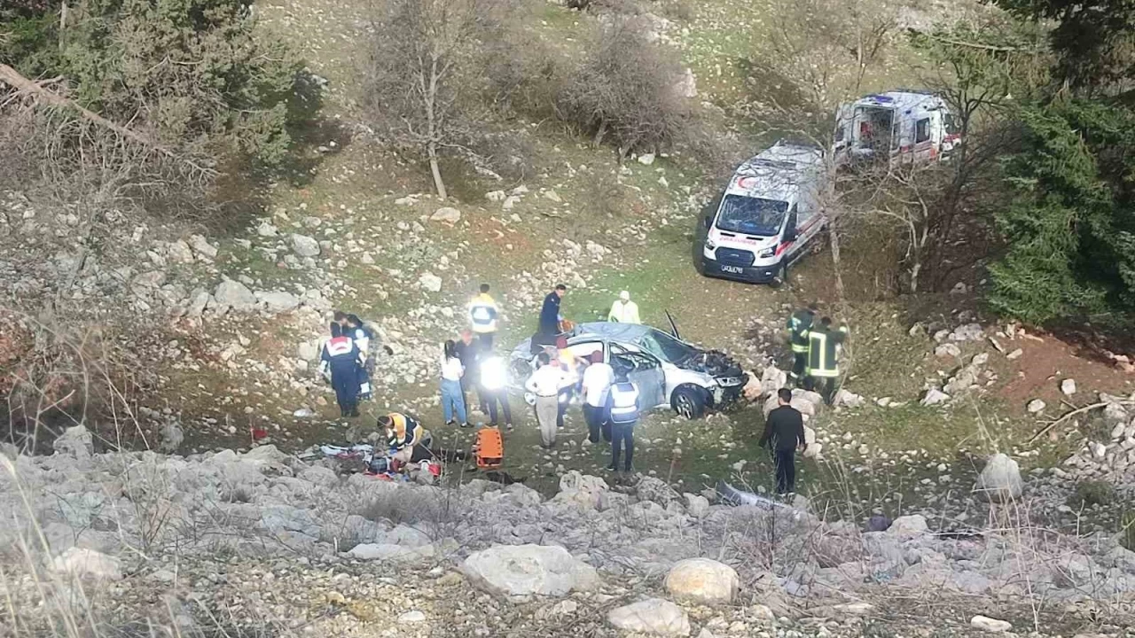 Konya'da otomobil uçurma yuvarlandı: 2 ölü, 3 yaralı