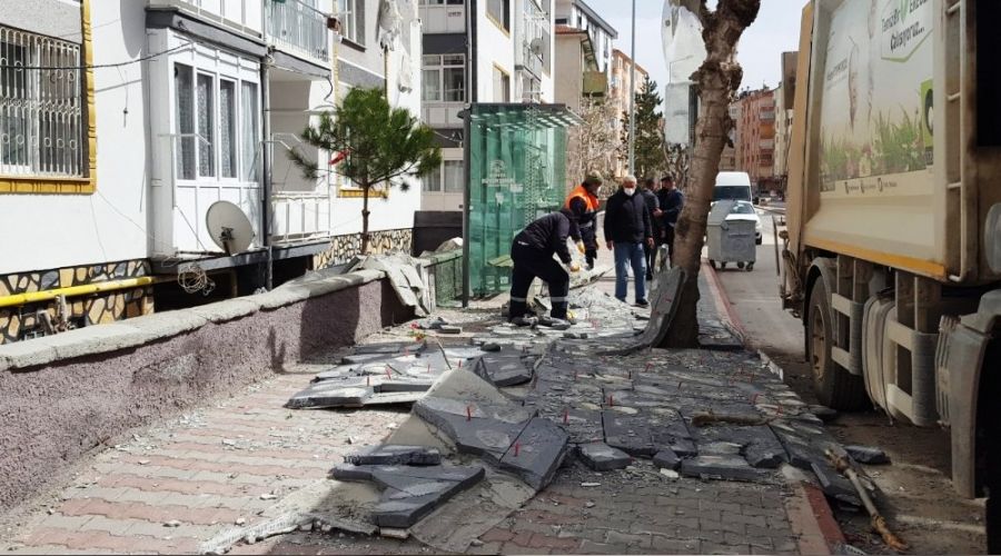 Konya'da şiddetli rüzgar hasara yol açtı