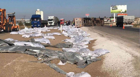 Konya'da yem yüklü tır devrildi: 2 yaralı