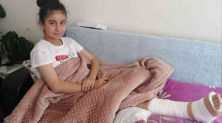 Köpekten korkup yola atladı; otomobil ayağını ezdi