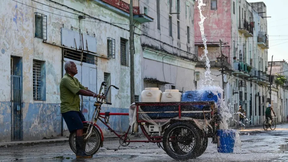K�ba'da 2,7 milyondan fazla ki�i su hizmetinden mahrum kald�