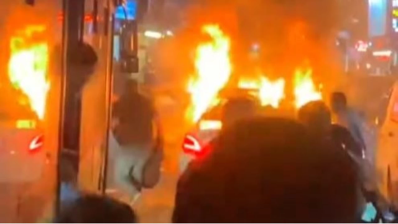 Küçükçekmece'de havai fişekli kutlamada yangın çıktı, araç küle döndü