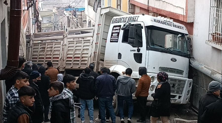 Kum yüklü kamyon eve girdi