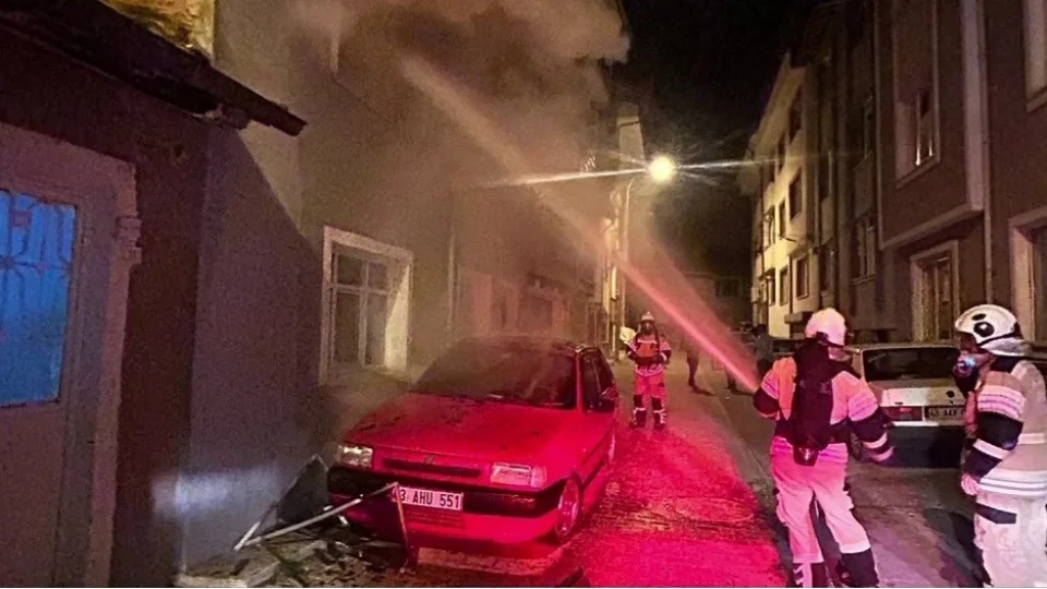 Kütahya'da 3 katlı binada yangın: 1 ölü