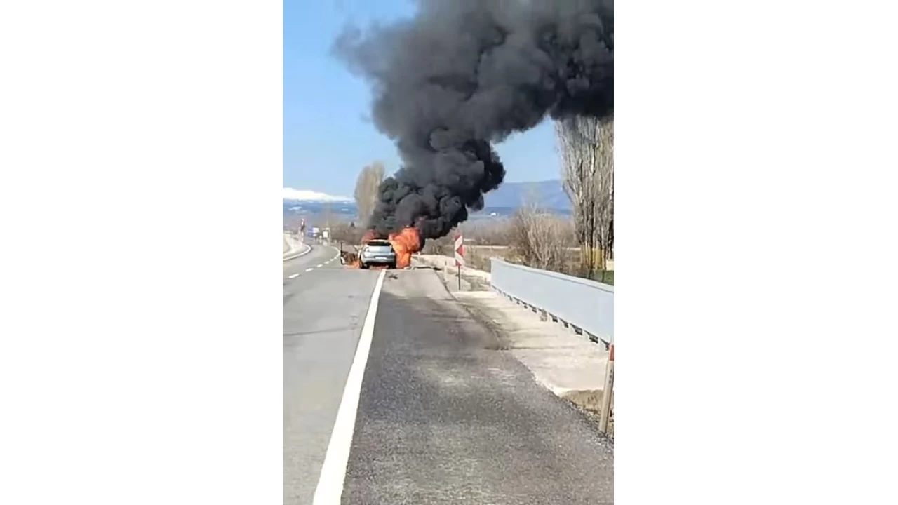 K�tahya'da seyir halindeki otomobil alev alev yand�