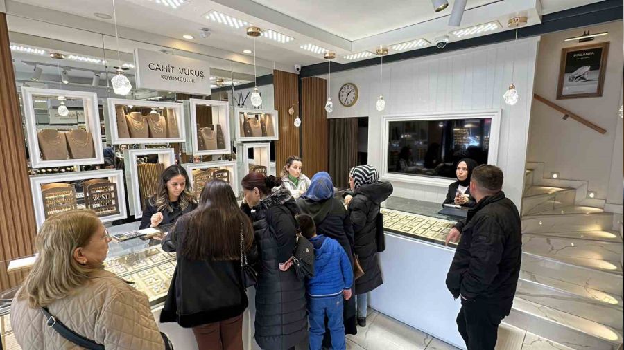 Kuyumcularda Kadınlar Günü mesaisi