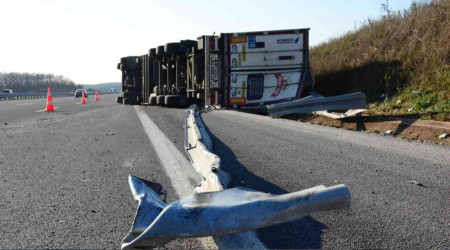 Kuzey Marmara'da sebze ve meyve yüklü tır devrildi