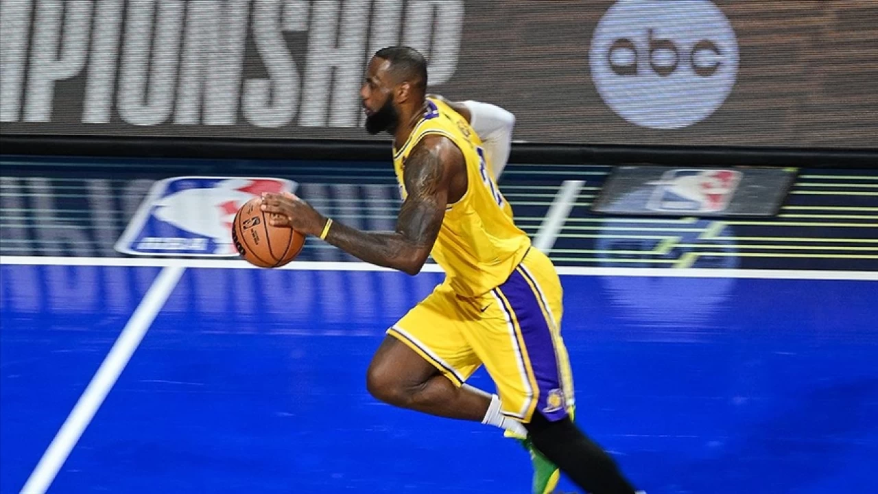 LeBron'un "triple-double"� galibiyeti getirdi