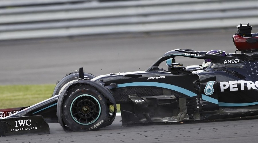 Lewis Hamilton patlak lastikle kazand�