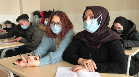 Lise öğrencisi olan anne ve kızı derslere birlikte giriyor