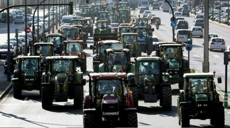 Macron adaylığını açıklayınca çiftçiler sokağa indi