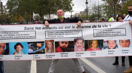 Macron Paris'te protesto edildi