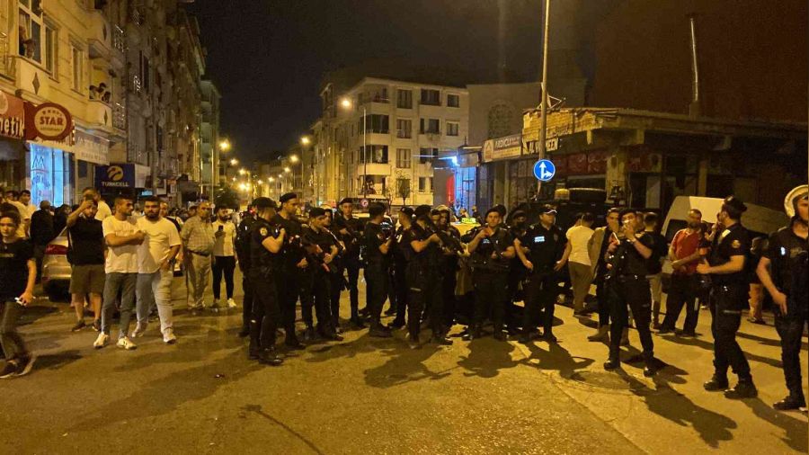 Mahalleli aya kalkt... stanbul Valisi olay yerine geldi