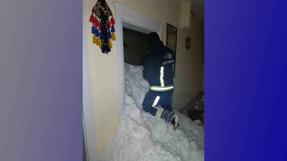 Mahalleye ��� d��t�: 1 ki�i kay�p, 22 ev bo�alt�ld�