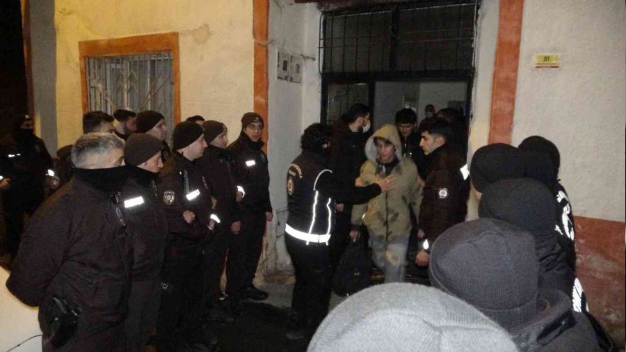 Malatya'da bir evde 35 göçmen yakalandı
