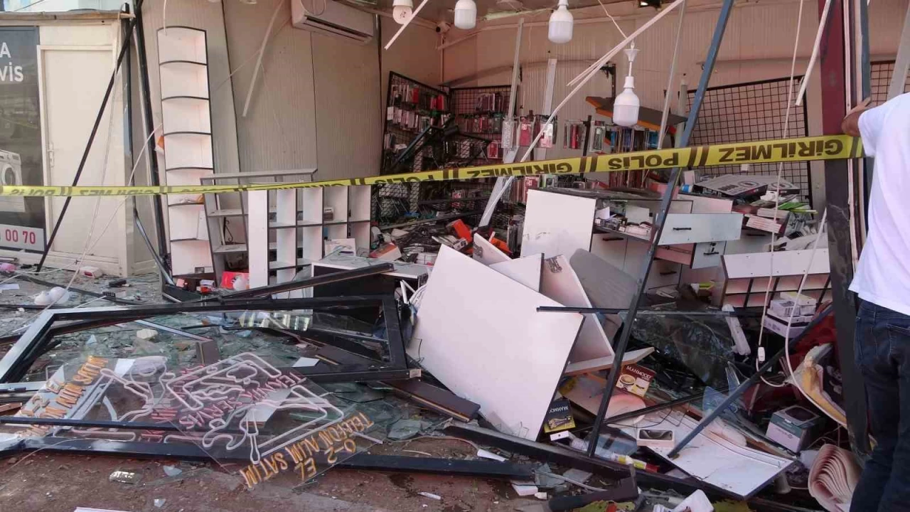 Malatya'da hafriyat kamyonu 4 i� yerini kullan�lamaz hale getirdi