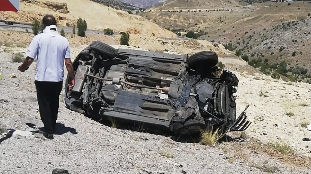 Malatya'da otomobil bariyerlere çarparak takla attı: 1 ölü, 2 yaralı