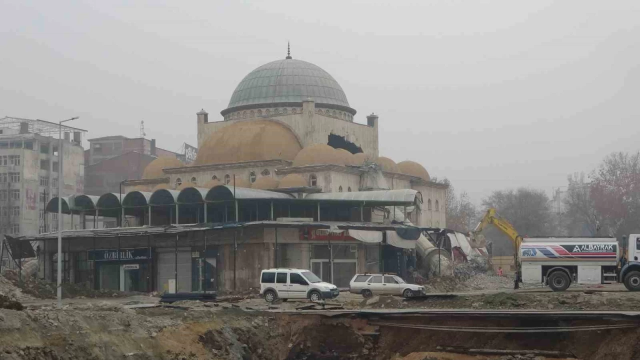 Malatya'n�n sembol yap�lar�ndan S���tl� Camii'nde y�k�m ba�lad�