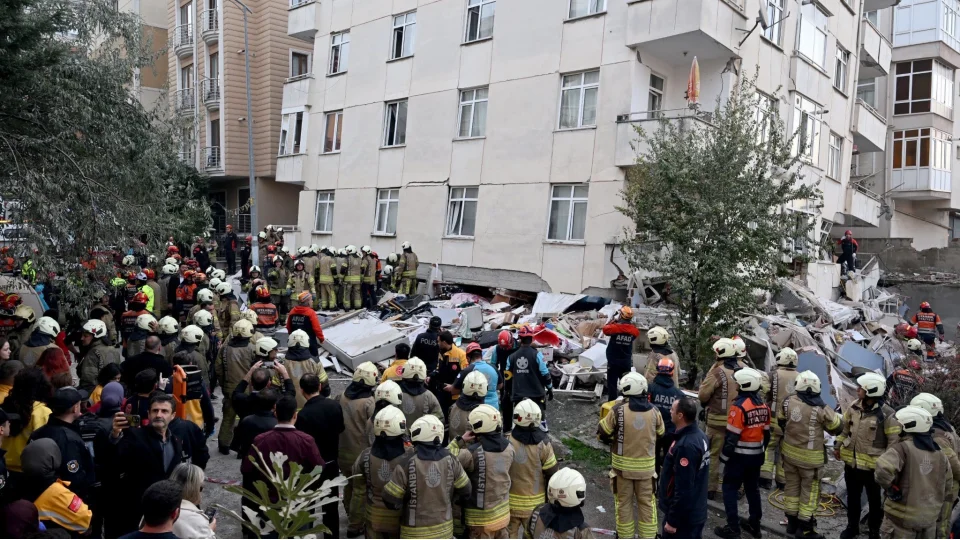 Maltepe'de kısmi olarak çöken 7 katlı binanın enkazından 5 kişi kurtarıldı