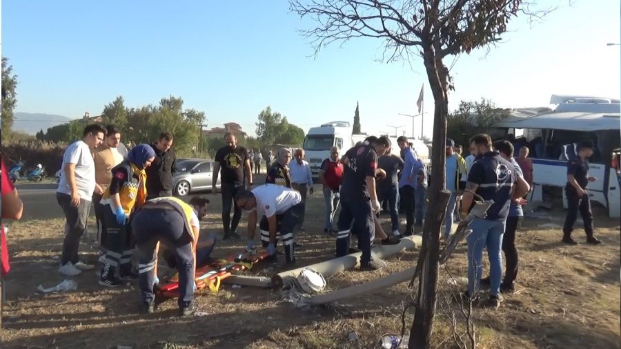 Manisa'da i��i servisi ile t�r �arp��t�: 1'i a��r 23 yaral�