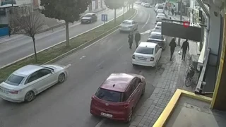 Mardin'de ara� kad�n ��retmene �arpt�: Deh�et anlar� kamerada