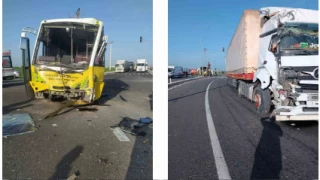 Mardin'de tır ile halk otobüsü çarpıştı: 12 yaralı