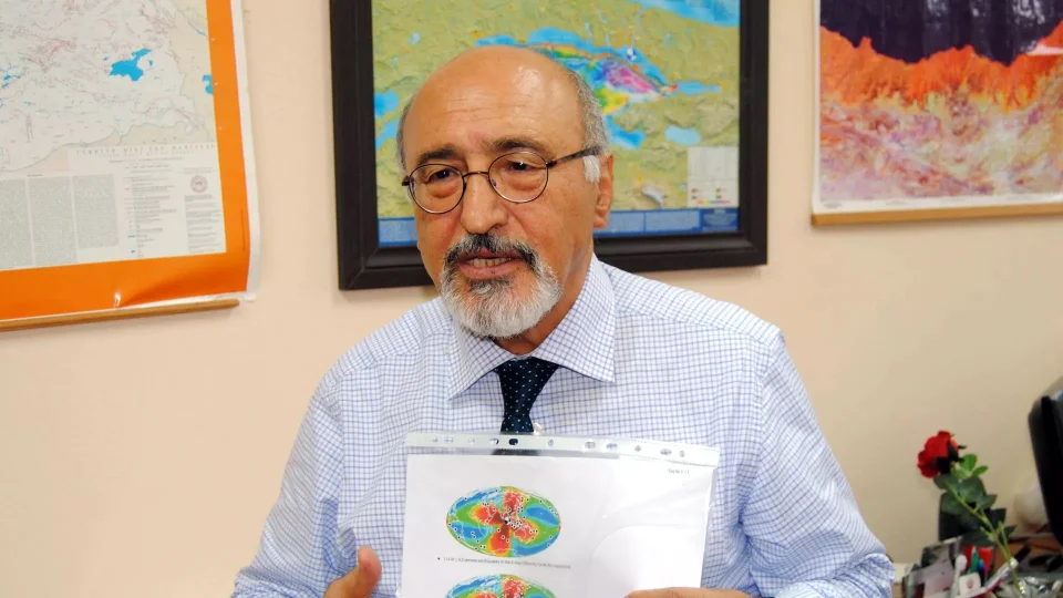  Marmara Denizi'nde gece saatlerinde 3.6 b�y�kl���nde deprem meydana geldi. Deprem Bilimci Osman Bekta�, 'kendini 1935'ten beri gizliyor' diyerek uyard�