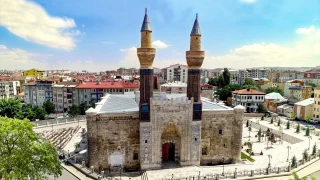 Maviye brnm bir Seluklu miras: Gk Medrese