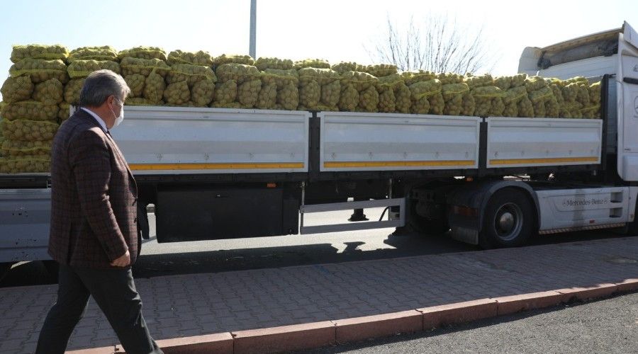Melikgazi'den ihtiyaç sahiplerine patates dağıtımı