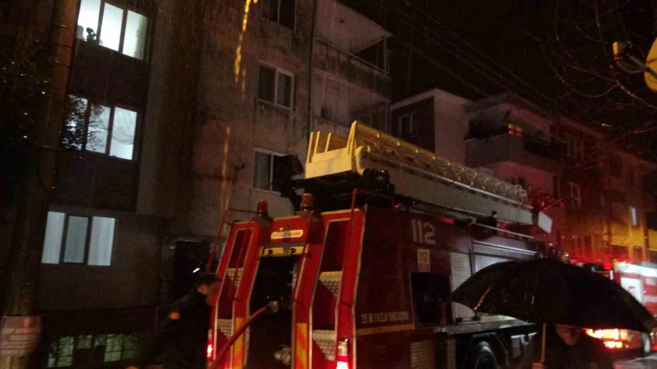 Menteşe'de evin çatısına yıldırım düştü, çatı alev alev yandı