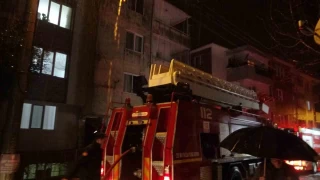 Menteşe'de evin çatısına yıldırım düştü, çatı alev alev yandı