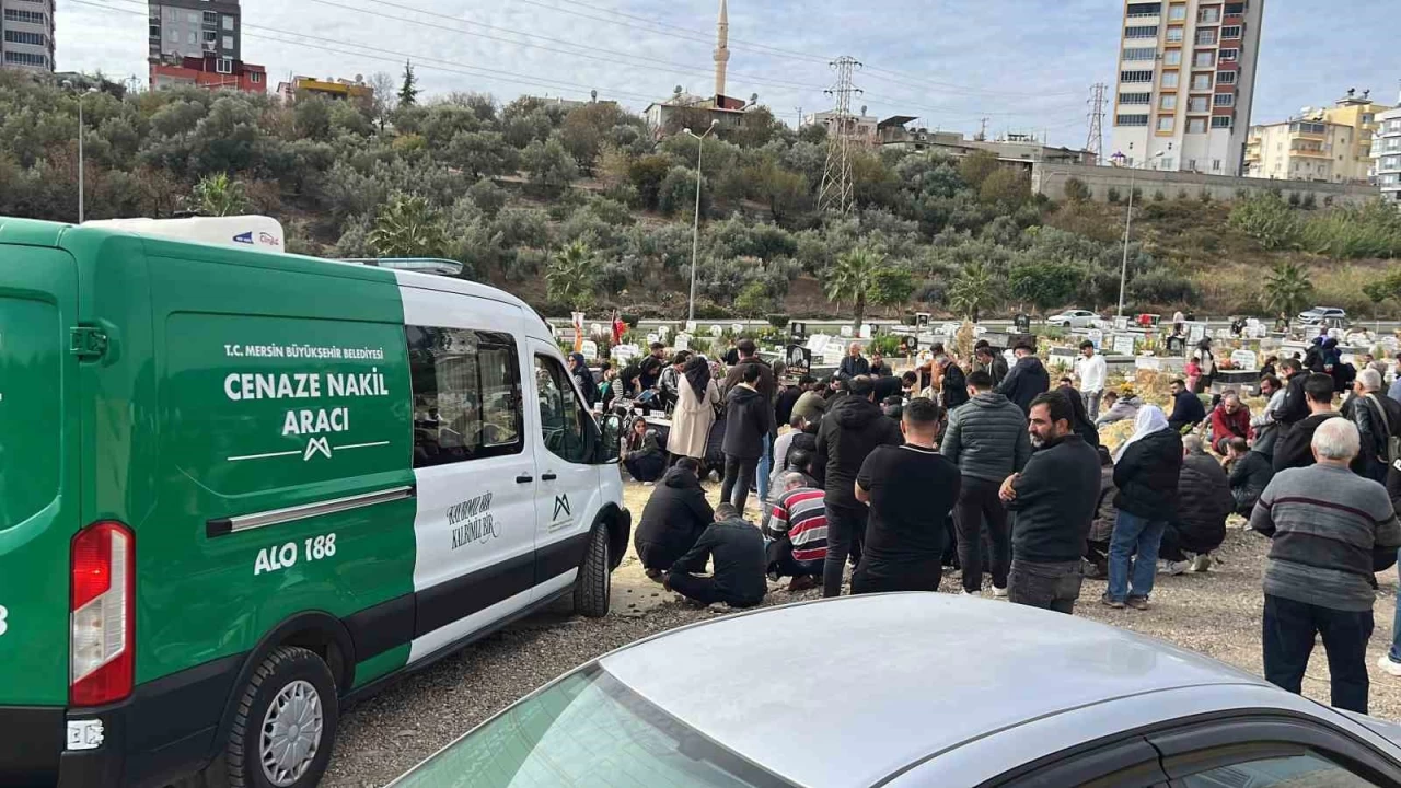 Mersin'de komusu tarafndan ldrlen anne ve olu topraa verildi