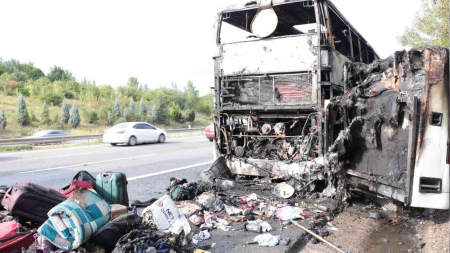 Metro Turizm'e ait yolcu dolu otobüs TEM'de bu hale geldi