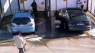 Motosikletli gen kz benzinlikte ykanan otomobile arpt