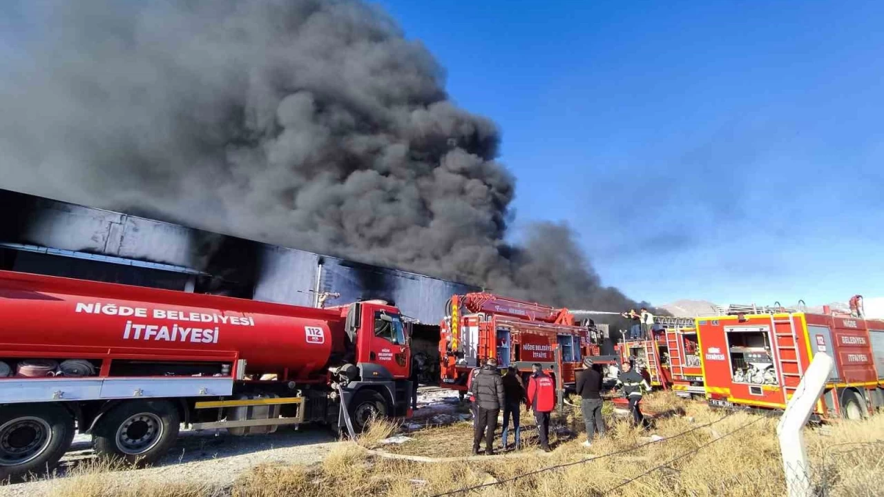 Ni�de'de fabrika yang�n�: Ekiplerin m�dahalesi s�r�yor