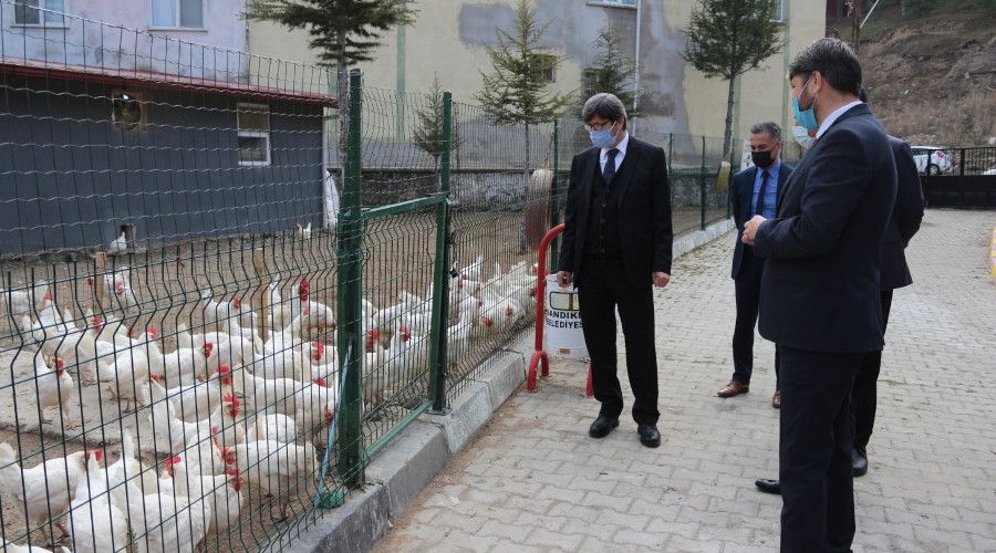 Öğretmenler yumurta satarak 18 öğrenciye burs sağladı