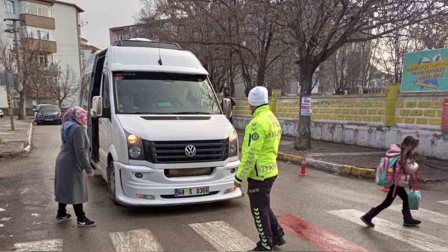 Okullar a��ld�, okul servisleri s�k� denetimde