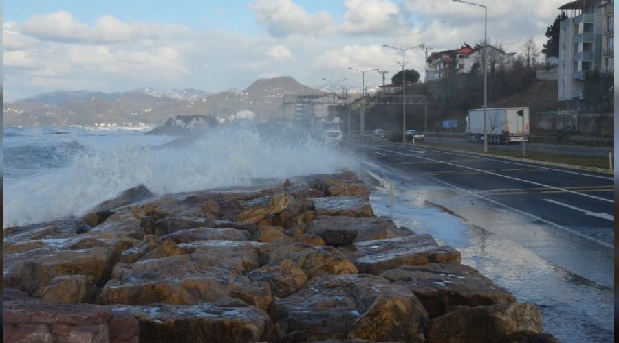 Ordu'da dev dalgalar karayoluna ulaştı