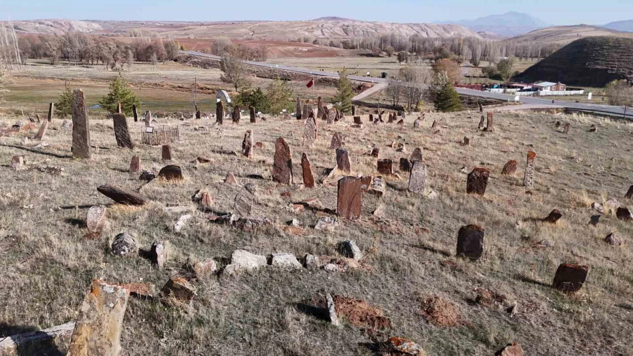 'Orhun Kitabelerini' andryor, gerekler ise hayrete dyor