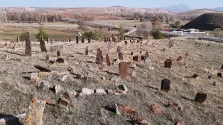 'Orhun Kitabelerini' andryor, gerekler ise hayrete dyor