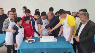 Otizmli çocuklar pizza yapmak için mutfakta