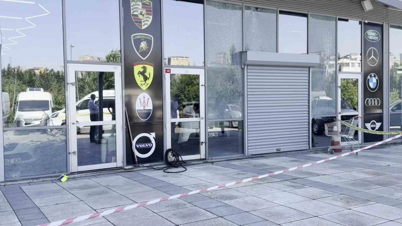 Oto galeriye kur�un ya�muru