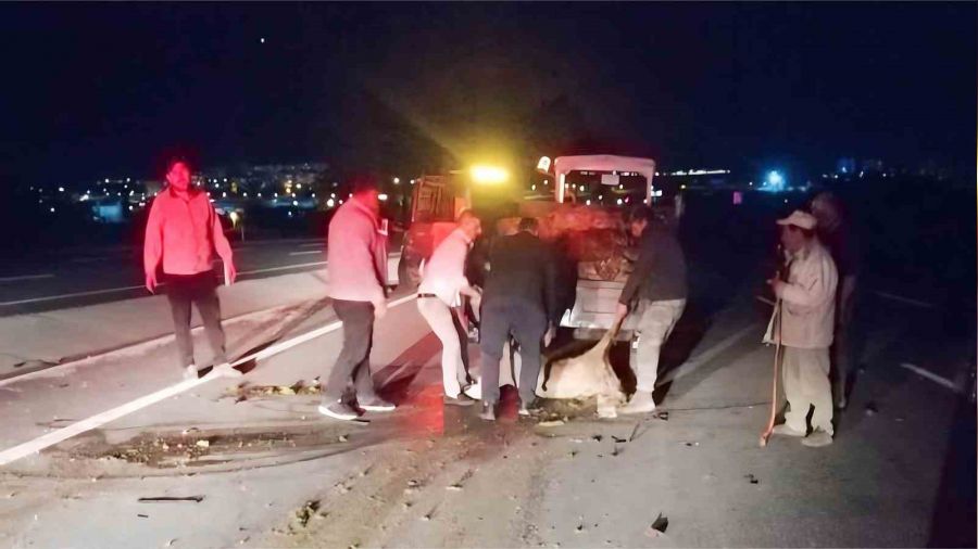 Otomobil koyun s�r�s�ne dald�