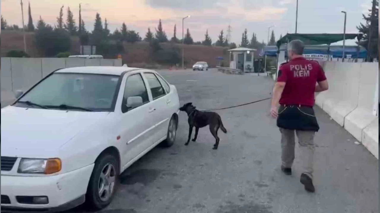 Otomobildeki bavulda 19 kilo 150 gram esrar çıktı