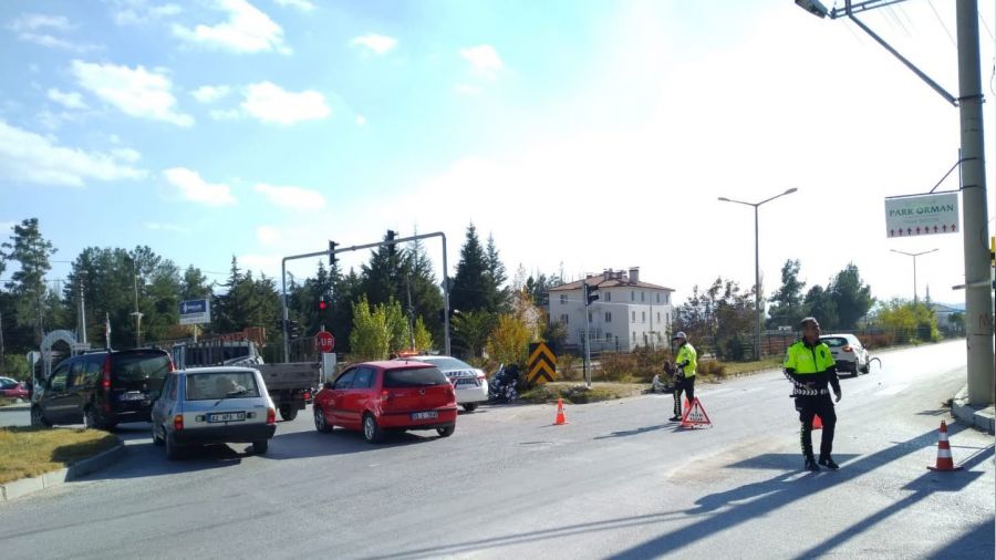 Otomobilin �arpt��� motosikletteki 2 gen� yaraland�