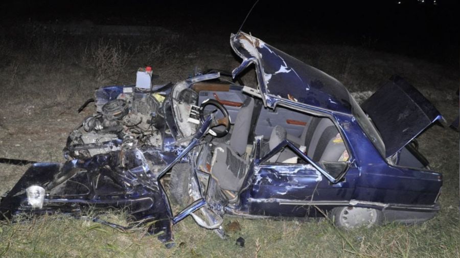 Otomobilin paramparça olduğu kazada 1 ölü, 8 yaralı