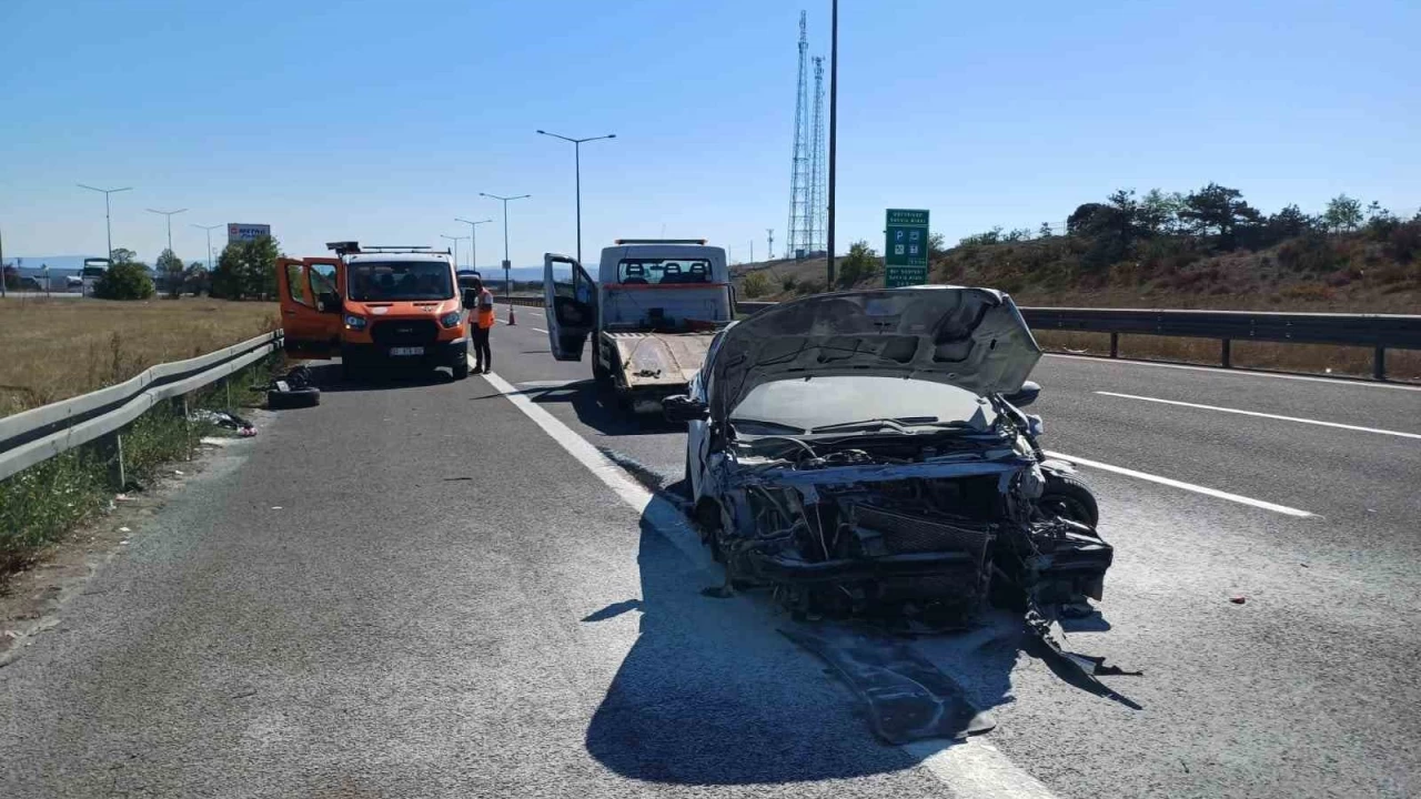 Otoyolda 2 otomobil çarpıştı: 3 yaralı