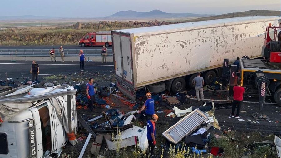 Otoyolda duran kamyona tır çarptı: 1 ölü, 2 yaralı