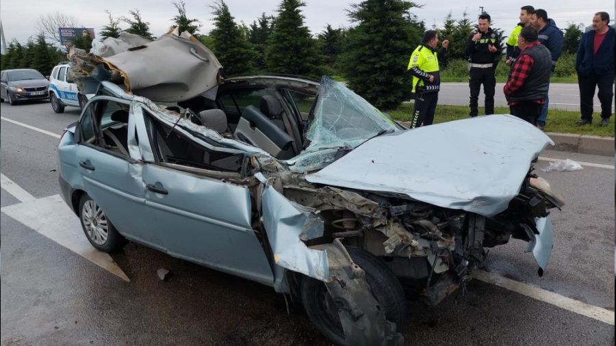 Oy kullanmaya giden aile kaza yapt� 