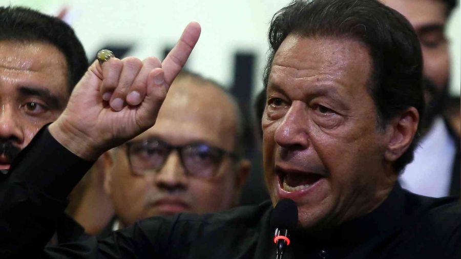 Pakistan eski Babakan Imran Khan'a 5 yl siyasi yasak